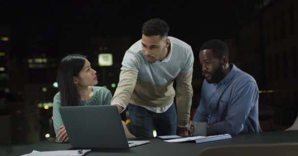 Video Tres Colegas Masculinos Femeninos Diversos Discusión Alrededor Ordenador Portátil — Vídeo de stock