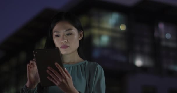Düşünceli Asyalı Kadınının Gece Ofiste Tablet Kullanırken Çekilmiş Videosu Iletişim — Stok video