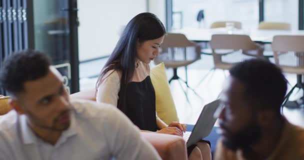 Vidéo Femme Affaires Asiatique Utilisant Ordinateur Portable Dans Salon Bureau — Video