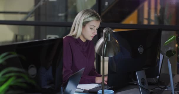 Video Una Mujer Negocios Caucásica Sentada Escritorio Trabajando Computadora Por — Vídeo de stock