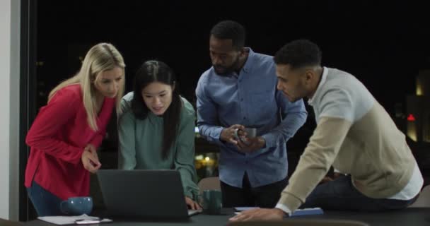 Nagranie Różnymi Kolegami Rozmawiającymi Nocą Przy Laptopie Biurze Biznes Komunikacja — Wideo stockowe