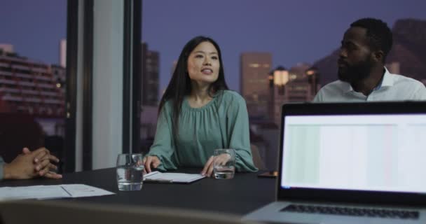 Video Mujer Negocios Asiática Hablando Con Diversos Colegas Reunión Oficina — Vídeo de stock