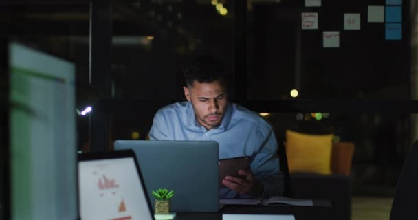 Video Del Empresario Birracial Sentado Escritorio Usando Tableta Computadora Portátil — Vídeos de Stock