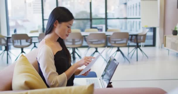 Видео Азиатской Бизнес Леди Использующей Ноутбук Гостиной Занятого Офиса Бизнес — стоковое видео