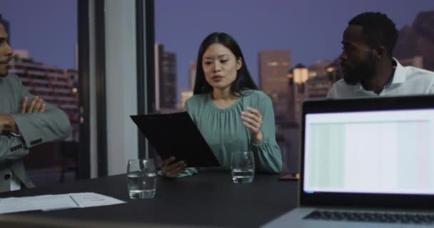 Video Mujer Negocios Asiática Hablando Con Diversos Colegas Reunión Oficina — Vídeo de stock