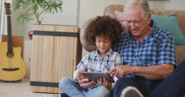 Melez torun ve beyaz dedenin birlikte gitar çaldığı bir video. Aile hayatı, ailenle vakit geçirmek..
