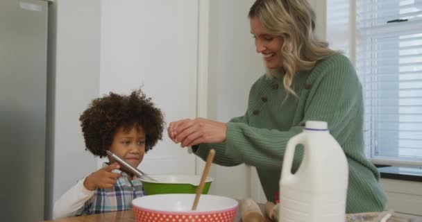 出産の息子と白人の母親が一緒に料理をするビデオ 家族生活 家族と一緒に時間を過ごす — ストック動画