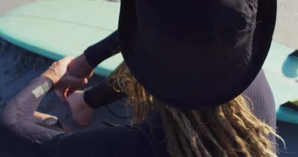 Video Hombre Caucásico Sonriente Con Rastas Traje Neopreno Sentado Soleada — Vídeo de stock