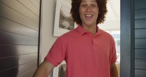 Video Joven Birracial Feliz Abriendo Puerta Dando Bienvenida Alguien Vida — Vídeos de Stock