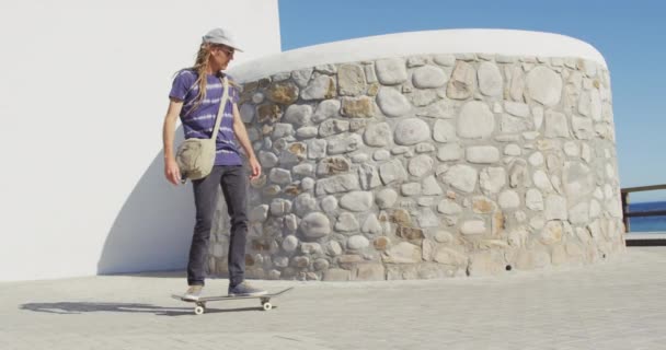 Video Eines Kaukasischen Mannes Mit Dreadlocks Beim Skateboarden Auf Der — Stockvideo