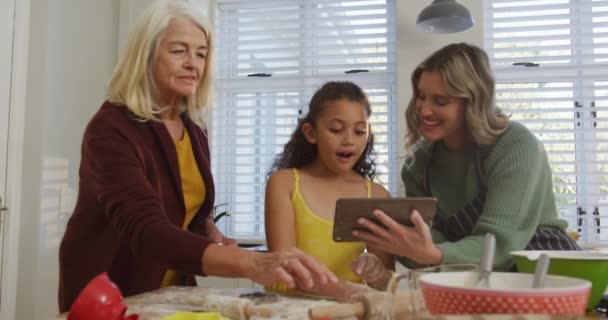 Video Bahagia Beragam Keluarga Memasak Bersama Sama Dapur Kehidupan Keluarga — Stok Video