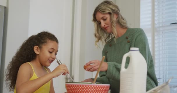 産後の娘と白人の母親が一緒に調理するビデオ 家族生活 家族と一緒に時間を過ごす — ストック動画