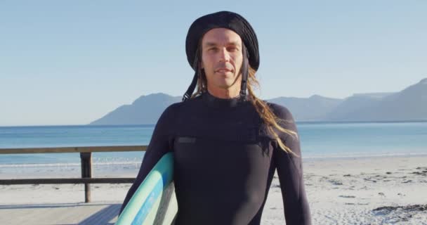 Güneşli Plajda Sörf Tahtası Tutan Dalgıç Kıyafetli Gülümseyen Beyaz Adamın — Stok video