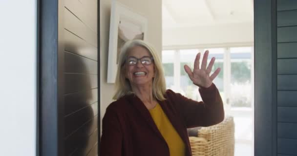 Video Felice Donna Anziana Caucasica Che Apre Porta Accoglie Qualcuno — Video Stock
