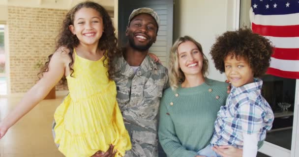 Video Familia Feliz Diversa Pie Fuera Casa Patriotismo Americano Fuerzas — Vídeos de Stock