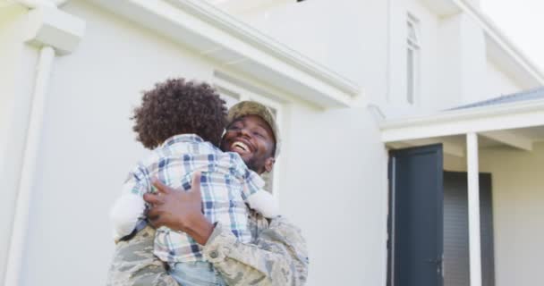 Video Hijo Biracial Dando Bienvenida Padre Soldado Afroamericano Patriotismo Americano — Vídeos de Stock