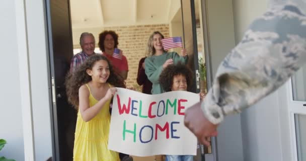 Video Feliz Familia Diversa Bienvenida Padre Soldado Patriotismo Americano Fuerzas — Vídeos de Stock