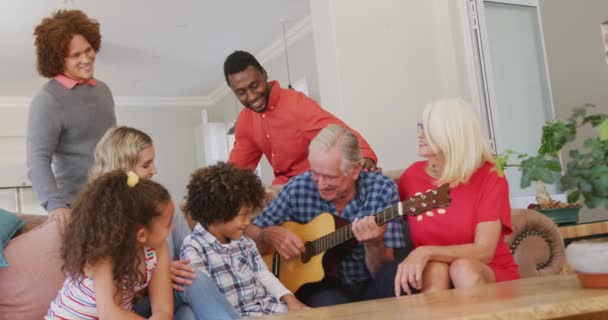 Βίντεο Ποικιλόμορφη Οικογένεια Κάθεται Στον Καναπέ Και Τον Παππού Παίζει — Αρχείο Βίντεο