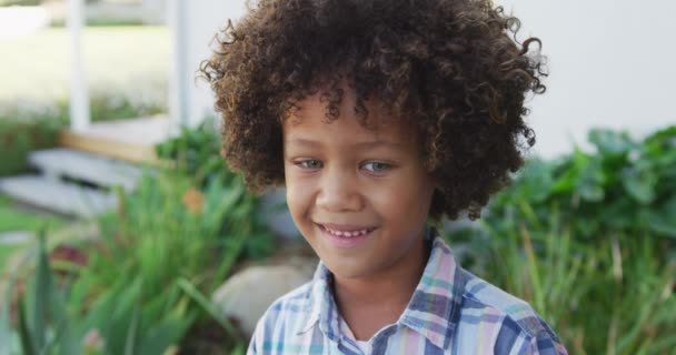 Відео Щасливого Усміхненого Хлопчика Поза Домом Домашнє Життя Час Вдома — стокове відео