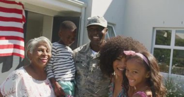 Afro-Amerikan ailesinin ABD bayraklarını tutarken çekilmiş videosu. Amerikan vatanseverliği, silahlı kuvvetler ve aile hayatı.