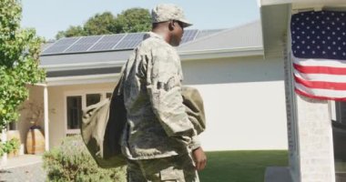 Afrikalı Amerikan askerinin ailesine dönüş videosu. Amerikan vatanseverliği, silahlı kuvvetler ve aile hayatı.