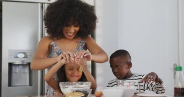 Afro-Amerikan aile mutfağında birlikte yemek yaparken çekilmiş bir video. Aile hayatı, ailenle vakit geçirmek..