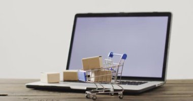 Alışveriş arabasında ve dizüstü bilgisayarda kutular. Küresel iş, çevrimiçi alışveriş, siber pazartesi, satış ve perakende konsepti dijital olarak oluşturulmuş video.