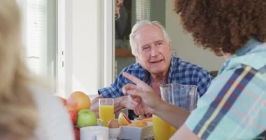 Farklı ailelerin birlikte vakit geçirdiği ve dışarıda yemek yediği videolar. Aile hayatı, ailenle vakit geçirmek..