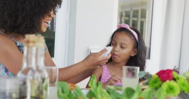 Afrika kökenli Amerikalı anne ve kızının dışarıda yemek pişirirken videosu. Aile hayatı, ailenle vakit geçirmek..