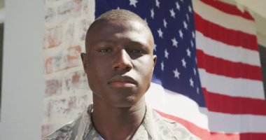 Evin önünde dikilen Afro-Amerikan askerinin videosu. Amerikan vatanseverliği, silahlı kuvvetler ve aile hayatı.