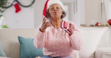 Mutlu son sınıf Afro-Amerikan kadınları Noel Baba şapkası takıyor, Noel 'de video görüşmesi yapıyor. Emeklilik, evde vakit geçirme ve Noel konsepti.