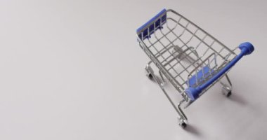 Beyaz arka planda fotokopi alanı olan boş alışveriş arabasının yüksek açılı görüntüsü. Alışveriş, satış ve perakende konsepti dijital olarak oluşturuldu.