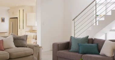 Oturma odası manzarası ve kanepeli mutfak manzarası. Ev içi ve tasarım konsepti.