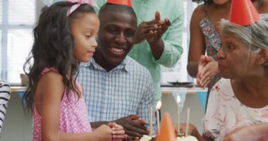 Mutlu bir Afrikalı Amerikalı ailenin doğum günü partisindeki videosu. Aile hayatı, ailenle vakit geçirmek..