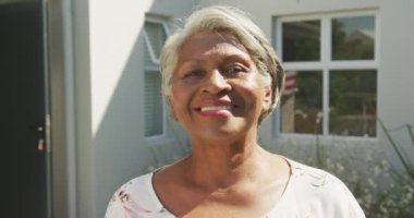 Afro-Amerikan son sınıf öğrencisinin House 'un önünde dikilirken çekilmiş videosu. Ev hayatı ve evde zaman geçirmek..