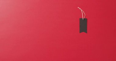 Fotokopi alanı ile kırmızı zemin üzerinde dizgi olan siyah satış etiketi. Lüks ikram, mevcut, alışveriş, kara Cuma indirimi ve dijital olarak üretilen video konsepti.