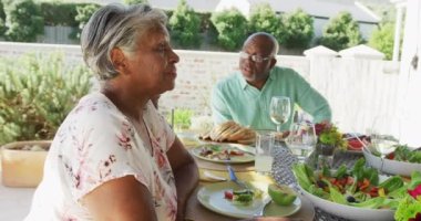 Afrika kökenli Amerikalı ailenin birlikte vakit geçirip dışarıda yemek yediği bir video. Aile hayatı, ailenle vakit geçirmek..