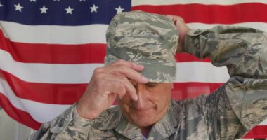 Evin önünde üniforma giyen mutlu Kafkas askerinin videosu. Vatanseverlik, silahlı kuvvetler ve aile hayatı.