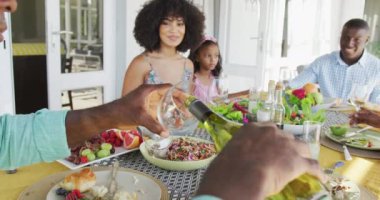 Afrika kökenli Amerikalı ailenin birlikte vakit geçirip dışarıda yemek yediği bir video. Aile hayatı, ailenle vakit geçirmek..