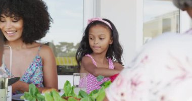 Afrika kökenli Amerikalı ailenin birlikte vakit geçirip dışarıda yemek yediği bir video. Aile hayatı, ailenle vakit geçirmek..