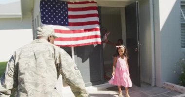 Afrikalı Amerikan askerinin ailesine dönüş videosu. Amerikan vatanseverliği, silahlı kuvvetler ve aile hayatı.