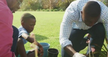 Mutlu Afro-Amerikan ailesinin bahçede birlikte vakit geçirdiği bir video. Aile hayatı, ailenle vakit geçirmek..
