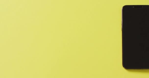 Вид Сверху Смартфона Три Черных Бирки Продажи Желтом Фоне Копировальным — стоковое видео