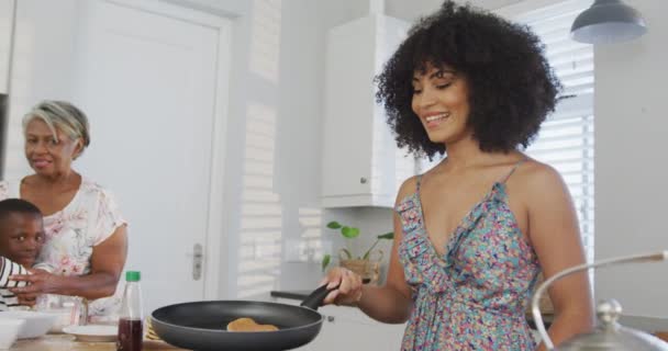 Video Afroamerikansk Matlaging Sammen Kjøkkenet Familieliv Samvær Med Familien – stockvideo