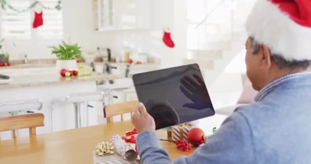 大龄男子戴着圣诞礼帽的视频制作圣诞平板视频通话 复制屏幕上的空间 圣诞节 全球交流 包容性和老年生活方式概念 — 图库视频影像