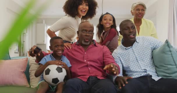Відео Щасливої Африканської Сім Проводить Разом Час Дивиться Футбольний Матч — стокове відео