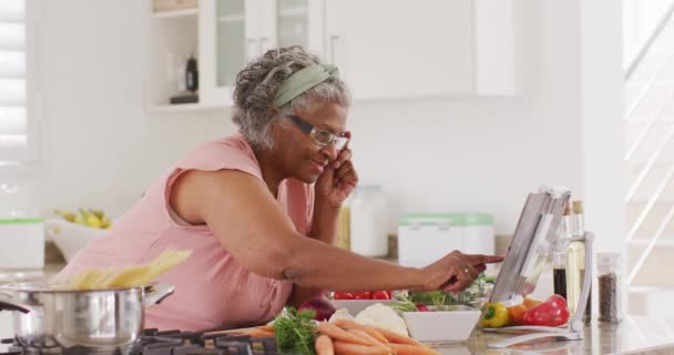 Šťastná Starší Afroameričanka Vařící Kuchyni Používající Tablet Důchod Trávení Času — Stock video