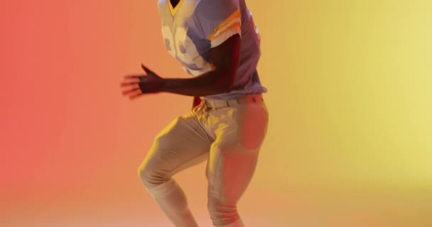 Video Afrického Amerického Fotbalisty Přes Žluté Oranžové Pozadí Americký Fotbalový — Stock video