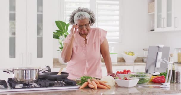 Portrét Šťastné Starší Africké Američanky Vařící Kuchyni Důchod Trávení Času — Stock video