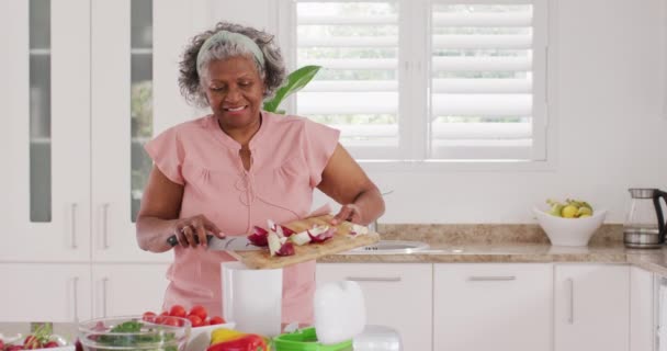 Šťastná Starší Afroameričanka Vaří Kuchyni Celuje Odpad Důchod Trávení Času — Stock video